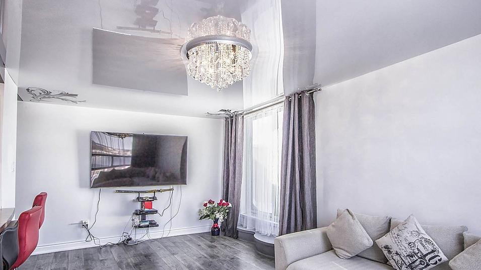 Большая ширина полотен (до 5,5 м) и неограниченная длина позволяют создать бесшовный потолок.